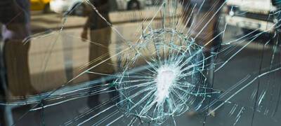 В городе бумажников Карелии мужчина разбил стеклянные двери в банке после ссоры с девушкой