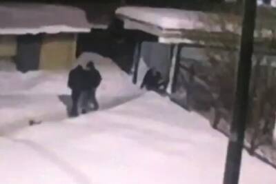 Видео: разбойники нагло избивают и грабят прохожего у Мельничного Ручья. Потом уходят, не оглядываясь