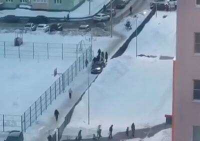 На улице Шереметьевской водитель перегородил тротуар возле детского сада