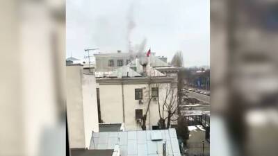 Дымящееся здание посольства России в Киеве попало на видео