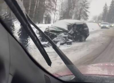 Видео: лобовое столкновение между грузовиком и внедорожником произошло во Всеволожском районе Ленобласти