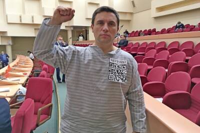 Саратовского депутата Николая Бондаренко, пришедшего в тюремной робе, оштрафовали за перфоманс