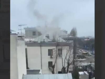 В соцсетях распространяют видео с дымом из посольства РФ в Киеве. В посольстве прокомментировали