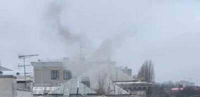 Над зданием российского посольства в Киеве заметили черный дым