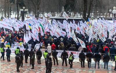 В Киеве у здания Рады произошли столкновения протестующих предпринимателей с полицейскими