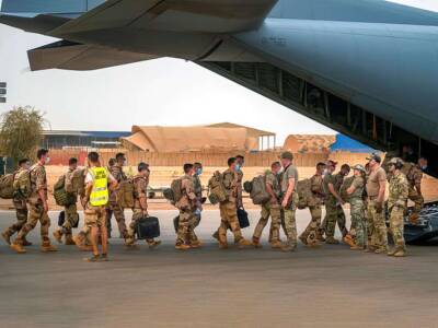 Франция полностью выводит войска из Мали