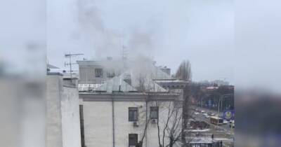Могли что-то кинуть в камин: в Киеве из здания посольства РФ шли клубы дыма (видео)