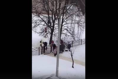 В школу любой ценой: в Новомосковске школьников перебрасывали через забор