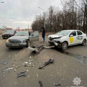 В Днепровском районе Запорожья в ДТП попал автомобиль службы такси. Фото