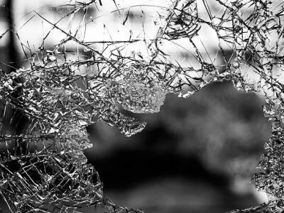 Глыба льда пробила лобовое стекло в машине в Москве, один человек пострадал