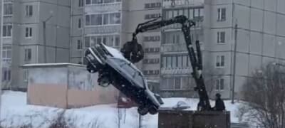 В Петрозаводске горожане сняли необычную «эвакуацию» автомобиля (ВИДЕО)