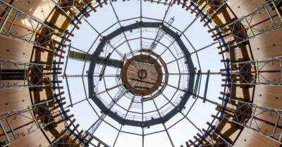 ФОТО: В Рижском цирке устанавливают уникальный купол из цельного дерева