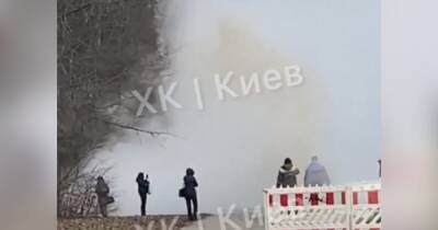 В Киеве на Ипподроме из-под земли прорвало фонтан кипятка (видео)