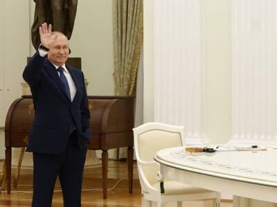 «Царь-стол», за которым Путин встречался с Макроном, стоил около 100 тыс. евро