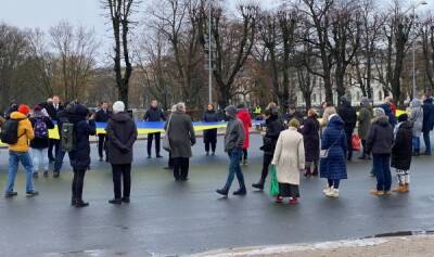 С флагом ходить – не дороги чинить: как Рига "способствует" миру на Украине