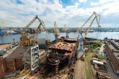 В Петербурге рабочий упал с корабля на Балтийском заводе