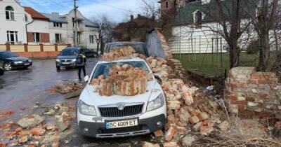 У Львові шквальний вітер повалив цегляну стіну на припарковані авто. Фото дня