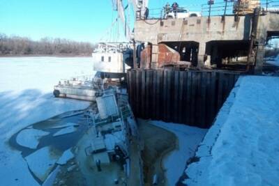 На юге Волгограда в реке нашли два затонувших катера