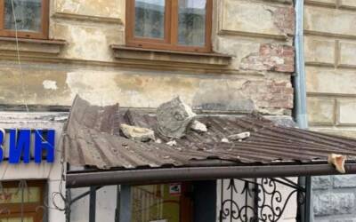 Часть фасада дома рухнула на крышу магазина: покупатель чудом уцелел - politeka.net - Украина - Киев - Львов - Одесса