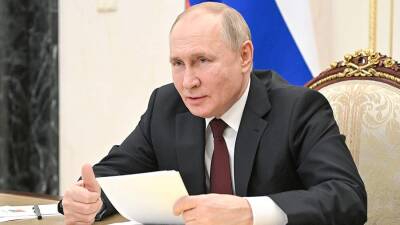 Путин призвал решать в РФ проблему бедности населения