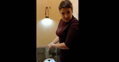 "Война войной, а работа не ждет": Надежда Савченко показала, как чинит унитаз (видео)