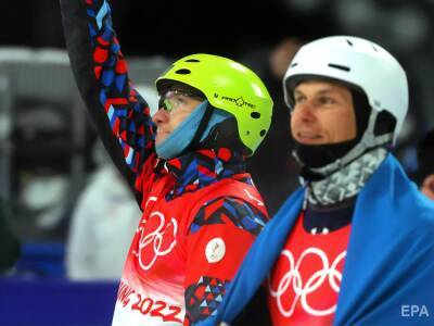 Российский спортсмен обнял сзади Абраменко после завоевания украинцем серебра на Олимпиаде в Пекине