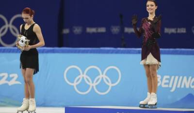 Фигуристки Анна Щербакова и Александра Трусова завоевали золото и серебро на Олимпиаде в Пекине