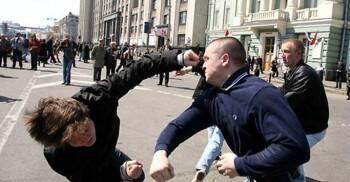 Вологжане все чаще решают вопросы кулаками: в центре Вологды дрались пешеход и водитель