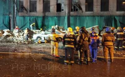 Девушка попала под обвал здания в Петербурге — видео