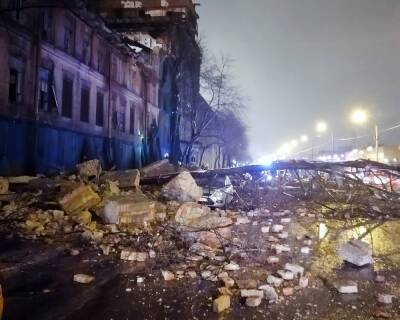 Женщина пострадала при обрушении здания завода в Петербурге