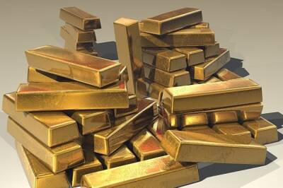 Цена золота достигла максимума с лета 2021 года