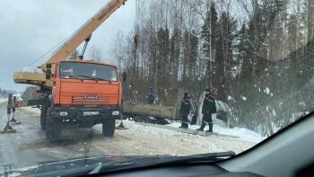 В Вологодской области шаланда со стройматериалами нырнула в кювет