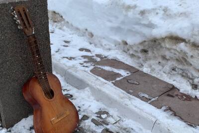 Изгиб гитары желтой: на площади Тулы нашли разбитую гитару