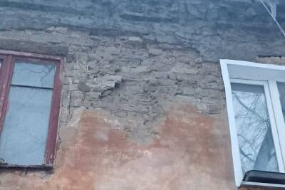 Жительница Воронежа показала многоквартирный дом, рассыпающийся по кирпичикам