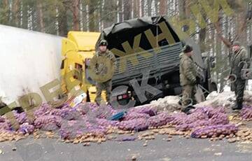 Российские военные возле границы с Беларусью попали под грузовик с картошкой
