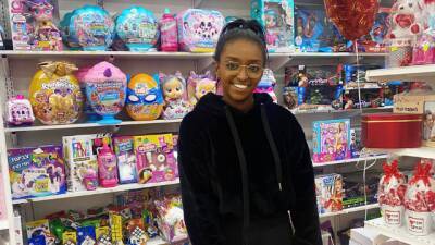 "Ты фея?": хозяйка магазина игрушек увидела плачущих малышей и совершила чудо