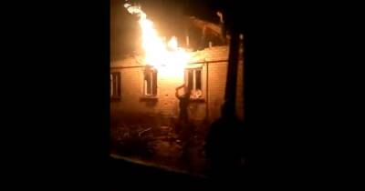 Станица Луганская снова под огнем, в результате попадания снаряда горит дом (видео)