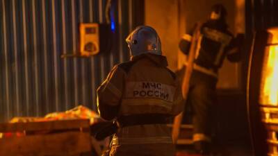 Пристройку в Петродворцовом районе Петербурга тушили 20 спасателей