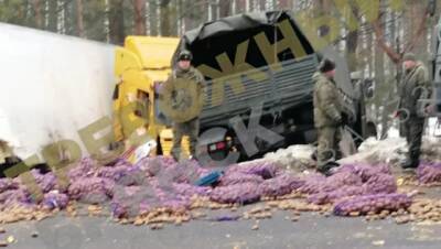На границе с Беларусью столкнулись российский военный грузовик и фура с картошкой. ФОТО
