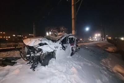 В Красноярске такси с пьяным водителем попало под поезд после выезда на железнодорожные пути