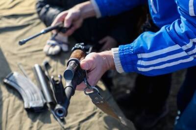 В Волгограде в багажнике иномарки обнаружили автомат Калашникова и ножи