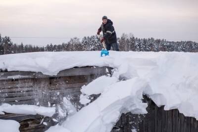 Из-за обильного снега в городе Карелии происходит обрушение хозяйственных построек