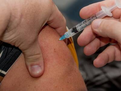 Ученые назвали ключевые симптомы омикрона у вакцинированных