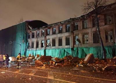 Фасад здания обрушился в Петербурге, покалечив заведующую поликлиникой
