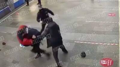 Опубликовано видео нападения на полицейских на станции метро «Тульская»