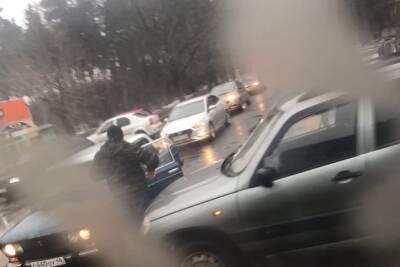 В Курске ДТП с «шестеркой» и «Нивой» заблокировало выезд из больницы