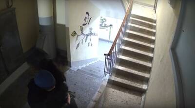 Жителей дома в Сипайлово разозлило видео с камер в их подъезде с участием парочки