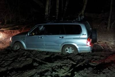 В горах Новороссийска спасатели четыре часа вытаскивали иномарку из грязи