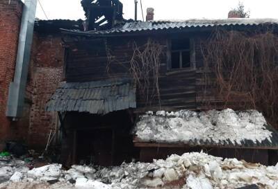 Следователи работают на месте пожара в Тверской области, унесшего жизни бездомных