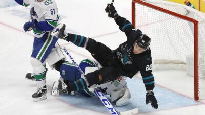 Три очка Барабанова не спасли «Сан-Хосе» от поражения в матче НХЛ с «Ванкувером»